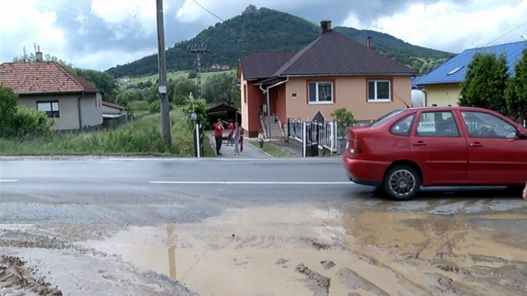 Kapušany_lokálna povodeň_voda na ceste_pri Prešove